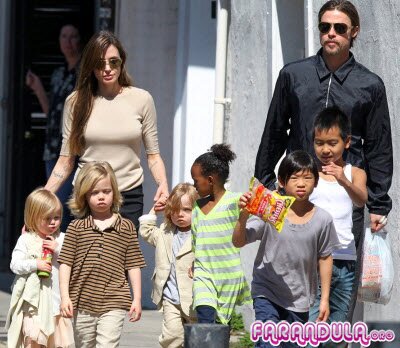 Angelina, Brad e hijos en Galápagos