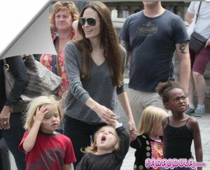 Angelina Jolie de vacaciones con sus hijos
