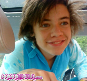 Harry Styles con pelo lacio