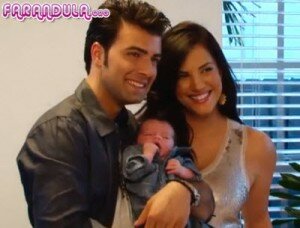 Jencarlos Canela y Gaby Espino presentan a su hijo