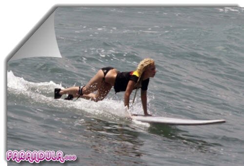 Lady Gaga de vacaciones aprende surf