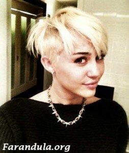 Miley Cyrus luce pelo muy corto